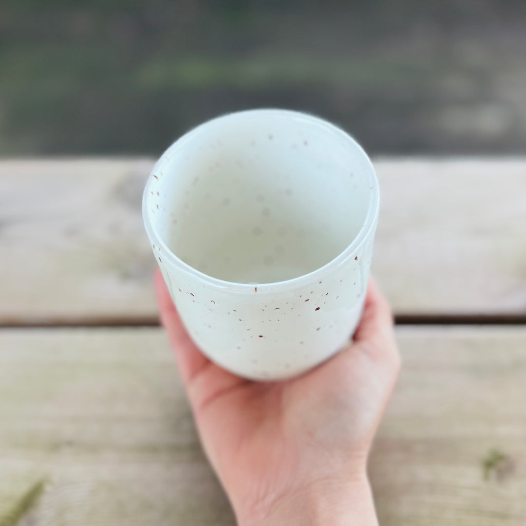 Mug - en grès blanc moucheté